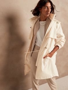 BR SPORT Rain Anorak | Banana Republic Cute Raincoats, Stylish Raincoats, Raincoat Fashion, Outfit Sporty, Rain Outfit, Raincoat Outfit, Long Rain Coat, Scottish Fashion, Rain Jacket Women