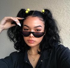 p i n t e r e s t @k.negron heyy youu, I like your style;););) Curly Hair Up, Hair Clips 90s, Hair Streaks, 90s Hairstyles, Peinados Fáciles Para Cabello Corto, Baddie Hairstyles, Short Curly Hair, Grunge Hair, Aesthetic Hair