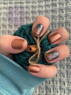 Explore 25 stunning short fall nail designs to keep your nails looking trendy this autumn. Get inspired with warm, cozy, and creative ideas for fall! Short Fall Nail Designs, Short Fall Nail, Cute Nail Colors, Nail Color Combos, Fall Gel Nails, Cute Nails For Fall, Autumn Look, Thanksgiving Nails