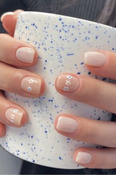 These short white nails with dainty little daisies are clean, classy and chic. Short Nail Designs Summer, Spring Short Nails, Summer Short Nails, Short Nails Spring, Short White Nails, Short Nails French, French Nail Ideas, Nails February, Designs Aesthetic