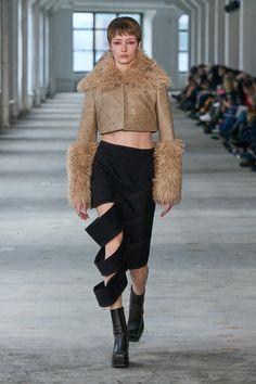 Shoe Trend, Fashion Runway Show, Eckhaus Latta, Zoe Kravitz, Neutral Outfit, Neutral Fashion, Fashion Couple