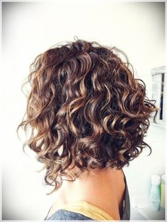 Curly or Wavy Haircuts 2019 #curlyhaircuts2019 #wavyhaircuts #wavyhaircuts2019 Pelo Bob Ondulado, Kręcony Bob, Inverted Bob Hairstyles, Layered Curly Hair, Wavy Haircuts, Trendy Hairstyle, Easy Hairstyle, Curly Bob Hairstyles