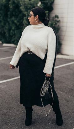 Turtleneck Street Style, Skirt Combinations, Curvy Winter Outfits, Skirt Street Style, Style Turtleneck, Curvy Casual Outfits, Plus Size Winter Outfits, Plus Size Looks, Plus Size Fall Outfit