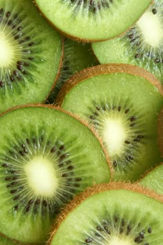 kiwi slices are arranged on top of each other