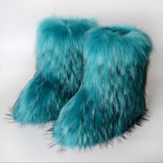 Grizzley Bear Boots are made of the highest quality faux fur, providing an impressive level of warmth and softness. The fluffy material ensures a snug fit, ensuring you stay warm and cozy all season long. Faux Fur Trim Round Toe Boots, Winter Faux Fur Boots For Cold Weather, Winter Faux Fur Boots With Plush Lining, Winter Boots With Plush Lining And Faux Fur, Boots Gefüttert, Fox Fur Boots, Fur Boots Women, Boots Woman, Warm Snow Boots