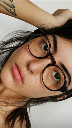 Glasses And Piercings, Girl With Eyeglasses, Trendy Glasses Frames, Women's Eyewear, Retro Eyeglasses, Stylish Glasses, Prescription Eyewear, Septum Piercing