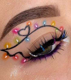 Mistletoe Eye Makeup, Christmas Makeup Alternative, Christmas Lights Eye Makeup, Fun Winter Makeup, Christmas Light Makeup Look, Christmas Tree Makeup Look, Christmas Lights Makeup Looks, Christmas Makeup Looks Green, Crazy Christmas Makeup