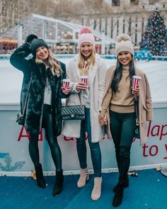 New York Winter Outfit, Christmas Strawberry, Winter Outfits Christmas, Nyc Winter Outfits, New York City Christmas, York Christmas, Time Aesthetic