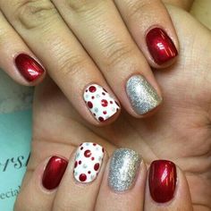 Red White And Silver Christmas Nails, Holiday Nail Ideas 2023, Dipped Nail Ideas For Christmas, End Of December Nails, Pokadot Nails Christmas, Gel Moment Christmas Nails, Christmas Nails Dipped, Red Dipped Nails Ideas