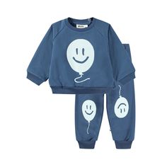 Blue set in organic cotton jersey with a light blue happy balloon. The set has a brushed inner face, making it soft & warm to wear. Sweatshirt has raglan sleeves, rib cuffs, a round neckline with two snaps. Pants have an elastic waistband & drawstrings. Blue Winter Sweatshirt For Playwear, Blue Sweats With Ribbed Cuffs For Loungewear, Light Blue Cotton Long Sleeve Sets, Playful Blue Crew Neck Sets, Playful Blue Sets For Fall, Blue Long Sleeve Sweatshirt For Play, Playful Crew Neck Winter Sets, Playful Winter Sets With Crew Neck, Cotton Crew Neck Sets For Fall