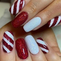 30 Festive and easy Christmas nail art ideas for 2021. Christmas nail designs to copy this holiday season Simple Christmas Nails, Christmas Nail Art Easy, Awesome Nails