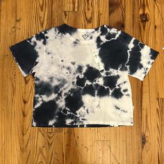 Nwt! Ss Tie Dye Tee Blue And White Style, Fade To Black, Love T Shirt, Short Girls, White T Shirt, V Neck Tee, Earthy Tones, White Tshirt, Neon Pink