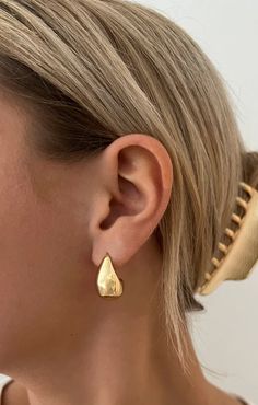 A chunky statement earring. So lightweight, that you won't even know they're there! Founded in 2015, ALV Jewels was started with the goal to create unique yet on trend pieces at an affordable price point for women all over. Chunky Gold Hoop Earrings, Chunky Earrings, Gold Filled Hoops, Gold Plated Earrings, Tear Drop, Gold Hoop, Gold Hoop Earrings, Teardrop Earrings, Photo Jewelry