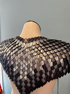 The Night Owl Premium scalemail shoulder drape combines premium large anodized aluminum scales of silver, stormy grey, and black. It resembles the feathers on a bird.  It is finished with a Helm weave in matching grey and black anodized aluminum rings, and is attached at both points to a 10 inch stainless steel chain for added stability and strength. The chain also helps to counter balance the lightweight scalemaille drape. It has a stainless steel lobster clasp at the end of each chain as well as an additional stainless steel lobster clasp towards the drape end of the chain, so that you can adjust the length to your comfort. Stainless steel welded O-rings are added at the pressure points. Chainmaille Armor, Scalemail Armor, Armor Jewelry, Chainmail Clothing, Scale Maille, Chainmaille Jewelry Patterns, Armor Designs, Bow Drawing, Counter Balance