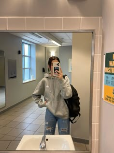 Oversized Nike Hoodie Outfit, Nike Grey Sweatshirt Outfit, Gray Nike Sweatshirt Outfit, Nike Hoodie Outfit Aesthetic, Grey Zip Up Hoodie Outfit Leggings, Outfits With Grey Sweatshirt, How To Style Grey Hoodie, Gray Nike Hoodie Outfit, White Nike Hoodie Outfit