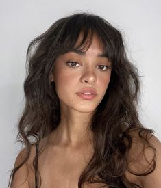 Curly Hair And Fringe, Curtain Bangs Inspo Long Hair, Bangs On Wavy Hair Curls, Layered Haircut On Wavy Hair, Fringe Hairstyles Wavy Hair, Wispy Bangs Long Wavy Hair, Wavy Hair With Bangs Medium, Wavy Hair Layers Bangs, Bangs With Medium Hair Wavy