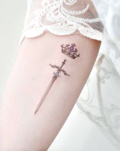 Tatoo Crown, Feminine Dagger Tattoo, Tato Phoenix, Crown Tattoos For Women, Miniature Tattoos, Ethereal Tattoos, Crown Tattoos, Tato Minimal, Crown Tattoo Design