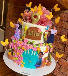 a cake decorated with the theme of disney's pixama and her friends