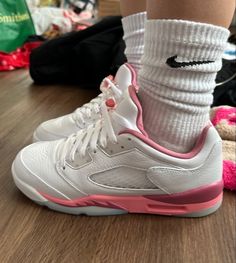 Nike Jordan Pink, Icon Wallpaper Aesthetic, Sneakers Nike Jordan, Jordan Pink, Pink Jordans, Instagram Icon, Preppy Shoes, Jordan Shoes Girls