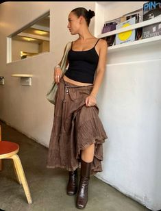 Brown flowy maxi skirt Brown Skirt Black Top Outfit, European Summer Outfits Women, Witchy Summer Outfits, Kanye Concert, Cowboy Boots Summer, Lisbon Summer, Skirt With Heels, City Cowgirl, Brown Skirt Outfit