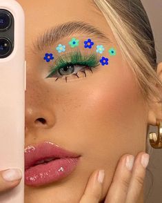 Face Glitter Ideas, Festival Makeup Looks, Glitter Ideas, Face Glitter, Cute Eye Makeup