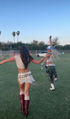 @cassidy.condie via Instagram Rave Aesthetic Outfit, Hard Summer Festival, Coachella Aesthetic, Aesthetic Bff, Edm Festival Outfit, Festival Aesthetic, Rave Babe