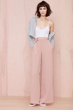 easy summer work outfits // pink trousers // blunt bob Flowy Pants Outfit, Pants 2020, Korean Pants, Pink Trousers, Printed Wide Leg Pants, Flowy Pants, Inspired Outfits, Looks Style