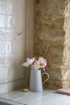 Wilding handpainted and plain delft tiles laid in a classic grid pattern in Emma Diaz's bathroom Cottage Bathroom Design Ideas, Edward Bulmer, French Tile, Cottage Bathroom Ideas, Wall Light Shades, Standard Kitchen, Artisan Tiles, Pink Cottage, Delft Tiles