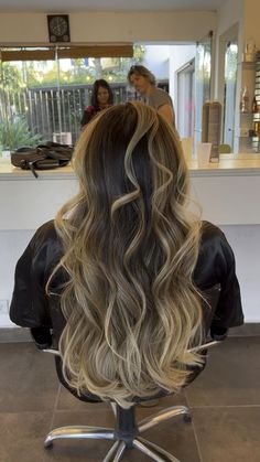 Blonde In Brown Hair Balayage, Highlights With Ombre Hair, Long Hair With Layers Balayage, Blonde Balayage Long Hair Brunettes, Blonde Balayage On Dark Hair Long, Blonde Hair Ideas For Brunettes, Blonde Extensions In Brown Hair, Black Roots Balayage, Dark To Blonde Balayage