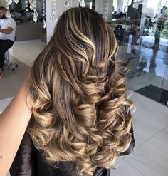 Curled Hair With Highlights, Blonde Highlights On Dark Brown Hair Curly, Mexican Highlights Hair, Color Hair Balayage, Highlights On Brown Skin, Hairstyles With Highlights, Intricate Hairstyles, Hair Color Underneath