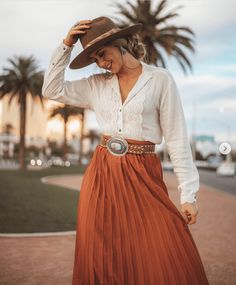 Looking for rodeo outfits? Here's exactly what to wear to a rodeo and a ton of stylish and chic western outfit ideas for women that are elevated (and not tacky!). Giddy-up! Chic Western Outfits, Southern Outfits, Country Style Outfits, Western Wear Outfits, Estilo Country, Western Style Outfits, Rodeo Outfits, Western Outfits Women