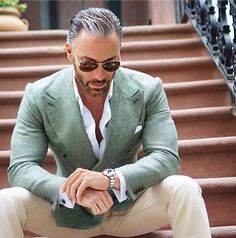 Green and gray...no balls! but maybe...strong arms :-) Urban Wear, Well Dressed Men, Fashion Streetwear, Gentleman Style, Harpers Bazaar, Mens Fashion Summer