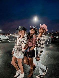 Country Outfits For Spirit Week, Cowboy Football Theme Outfit, Western Theme Spirit Week, Western Spirit Day Outfit, Cowgirl Spirit Day, Country Fnl Theme, Cowgirl Outfits Football Game, Western Spirit Week, Cowgirl Dress Up Day At School