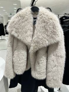 Money Couple, Nyc Fits, Winter Fit, Basic Outfits, Dream Clothes, Luxury Life, Minimalist Outfit, Fur Jacket, Dream Wardrobe