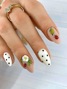 Daisy flower 🌸 and Lady bugs nail paint Marigold Flower Nail Art, Bug Nails, Ladybug Nails, Nails Sets, Mint Green Nails, Pink Nail Art Designs, Simple Spring Nails, Easter Nail Designs, Green Nail Designs