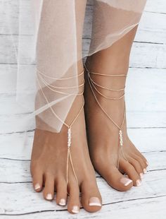 Dainty Summer Party Anklets, Delicate Gold Jewelry For Summer, Delicate Gold Summer Jewelry, Dainty Summer Wedding Jewelry, Dainty Jewelry For Summer Weddings, Gold Toe Ring Jewelry For Beach, Gold Toe Ring For Beach, Elegant Ankle Strap Barefoot Sandals As Gift, Elegant Barefoot Sandals With Ankle Strap As A Gift