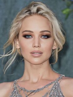 Peachy Glowy Makeup Look, Celebrity Smokey Eye, Blue Eye Pale Skin Makeup, Style Very Long Hair, Eye Makeup For Blondes With Blue Eyes, Smokey Makeup Blue Eyes, Smokey Eye For Blondes, Moody Wedding Makeup Blue Eyes, Cream On Cream Outfit