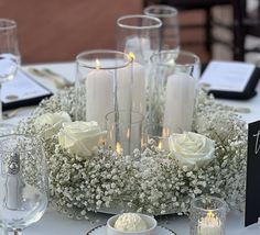 Dekoracija Stola, White Rose Centerpieces, Istanbul Wedding, Black And White Wedding Theme, Simple Wedding Centerpieces, Candle Wedding Centerpieces, White Wedding Theme, Rose Centerpieces