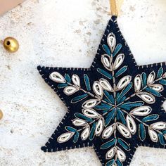 Embroidered Ornaments Diy, Embroidery Ornaments Diy, Star Ornaments Diy, Star Sewing, Green Website, Embroidery Christmas Ornaments, Diy Sy, Felt Crafts Christmas, Kit Christmas