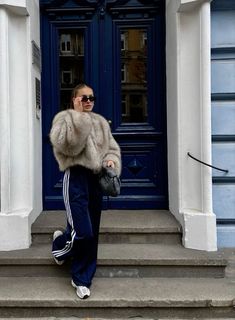 Classy Aethstetic, Sleeveless Vest Outfit Winter, Cold Weather Street Style, Looks Adidas, Fur Coat Outfit, Adidas Hose, Chique Outfit, Mob Wife, Cooler Look