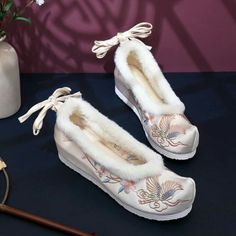 Ancient Accessories, Chinese Heritage, Fairy Shoes, Chinese Ancient, Fashion People, Chinese Dress, Chinese Culture, Historical Clothing, Kimonos