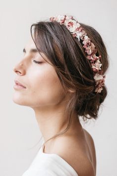 Flower Hair Accessories, Flowers In Hair, Floral Art, Wedding Hairstyles, Roses, Hair Accessories, Weddings, Floral, Hair