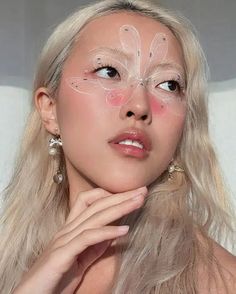 33 Absolutely Magical Fairy Makeup Ideas To Recreate At Home Phantom Makeup, Safari Makeup, Exotic Makeup, Angel Makeup, Bright Makeup, Unicorn Makeup, Magical Makeup, White Makeup, Ethereal Makeup