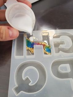 Uv Resin Letter Keychain, Resin Keyrings Ideas, Rainbow Resin Keychain, Resin Charms Diy, Diy Uv Resin Ideas, Uv Resin Keychain Ideas, Uv Resin Keychain Diy, Resin Letter Keychain Ideas