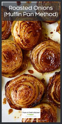 Roasted Onions on white plate. Baked Onions, Roasted Garlic Chicken, Table D Hote, Breakfast Low Carb, Veggie Snacks, Roasted Onions, Vegetable Side Dishes Recipes, Side Dishes Recipes, Low Carb Side Dishes