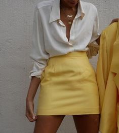 Chique Outfits, Outfit Chic, Yellow Skirt, Winter Trends, Street Outfit, Fashion Mode, Mode Inspiration, Outfits Casuales, Look Fashion