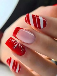 Sleigh your christmas nail art looks this holiday with these easy tutorials for 35 xmas nails! Adorable designs include snowflakes, trees, bows, reindeer, santa hats, polka dots, argyle, winter scenes and so much more joy. Perfect for beginners or to wear on Xmas eve and through the New Year! Cute Christmas Nails, Manicure Tips, Christmas Nail, Christmas Nail Art, Nail Arts