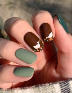 Green Nail Inspiration Short, Fall Nails Pastel, Matte Pumpkin Nails, Nail Designs No Extensions, Outdoor Themed Nails, Gel Nails Ideas Western, Dark Green Fall Nails Designs, Nail Art Detailed, Winter Nails Natural Nail