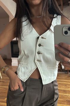 Button Up Denim Vest with Pocket Detail Model is 5'2 and is wearing a size small White Jean Vest Outfit, White Denim Vest Outfit, Button Up Vest Outfit, Pastel Ootd, White Vest Outfit, White Jean Vest, Fall Vest Outfits, Jean Vest Outfits, Denim Vest Outfit