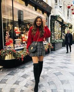 #christmas #christmasaesthetic #christmastreeideas #christmasphotography #christmasphotoshoot #christmasoutfit Attractive Outfits, Paris Outfits, Winter Trends, Casual Winter Outfits, Plaid Skirt, Work Clothes, 가을 패션, Outfits Casual, Winter Fashion Outfits